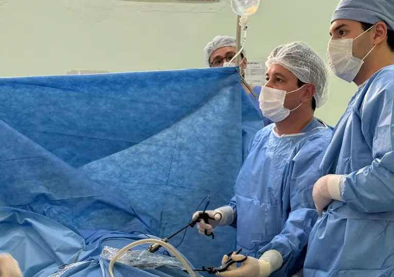 Equipe cirúrgica durante procedimento de videolaparoscopia
