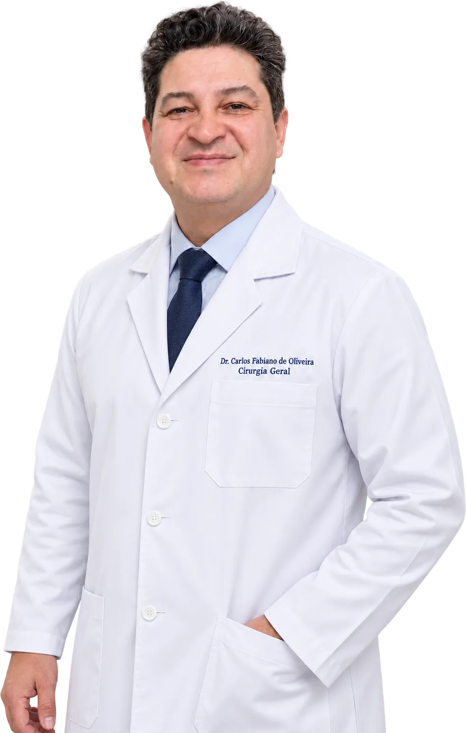 Dr. Carlos Fabiano de Oliveira, cirurgião geral, de jaleco branco com a mão no bolso
